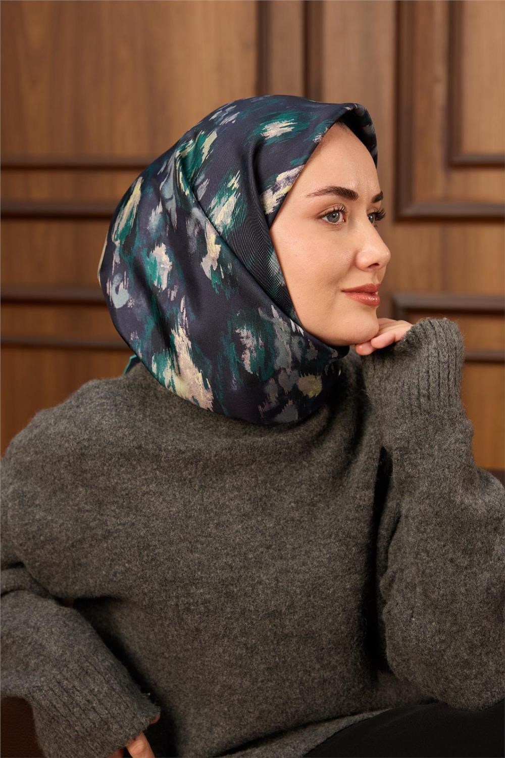 Twill İpek Eşarp Koyu Lacivert-Zümrüt Desenli Tok Duruşlu 90x90