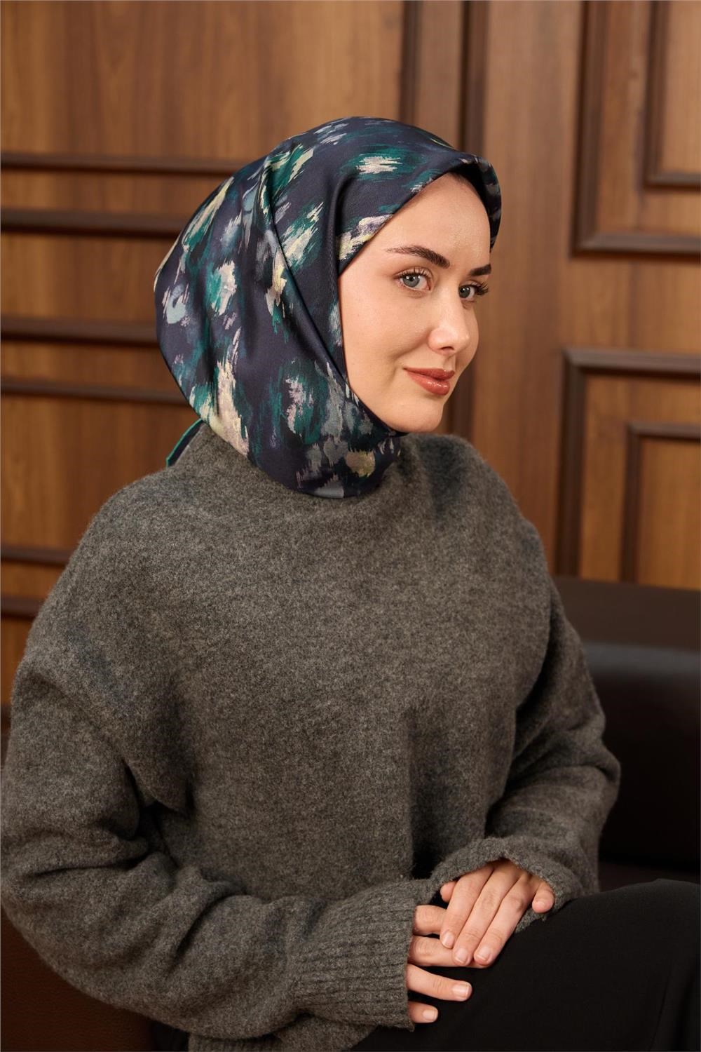 Twill İpek Eşarp Koyu Lacivert-Zümrüt Desenli Tok Duruşlu 90x90