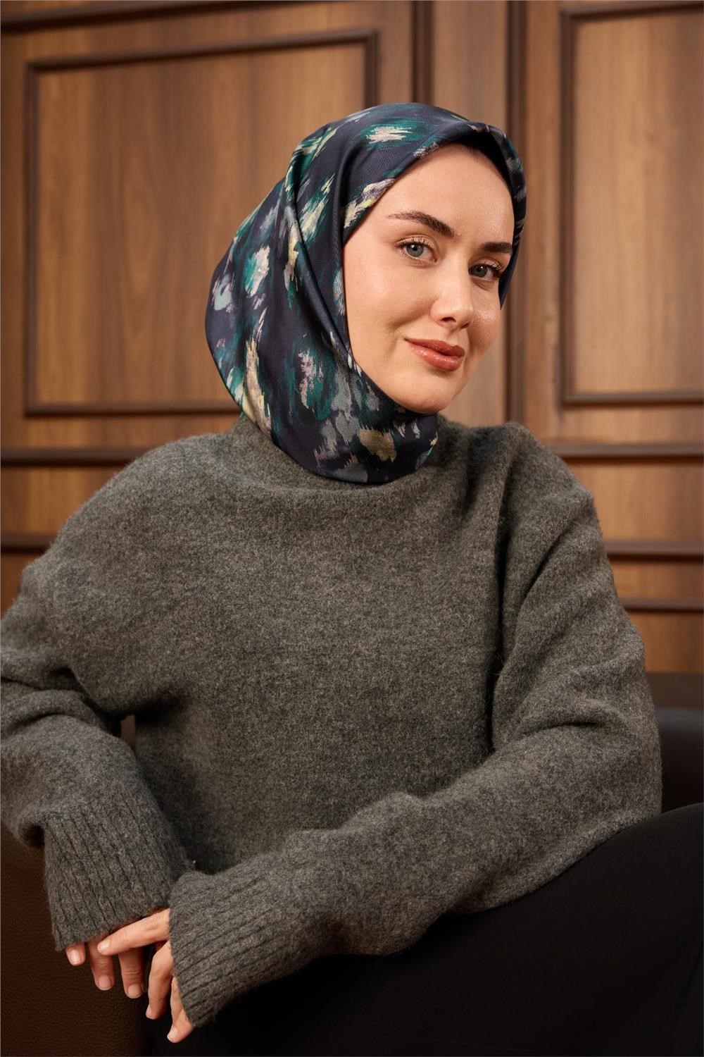 Twill İpek Eşarp Koyu Lacivert-Zümrüt Desenli Tok Duruşlu 90x90
