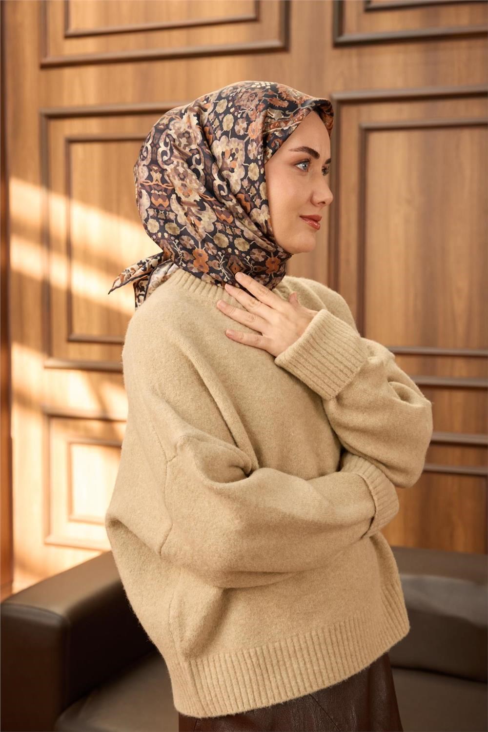 Twill İpek Eşarp Koyu Lacivert–Kahverengi Desenli Tok Duruşlu Kaymaz 90x90