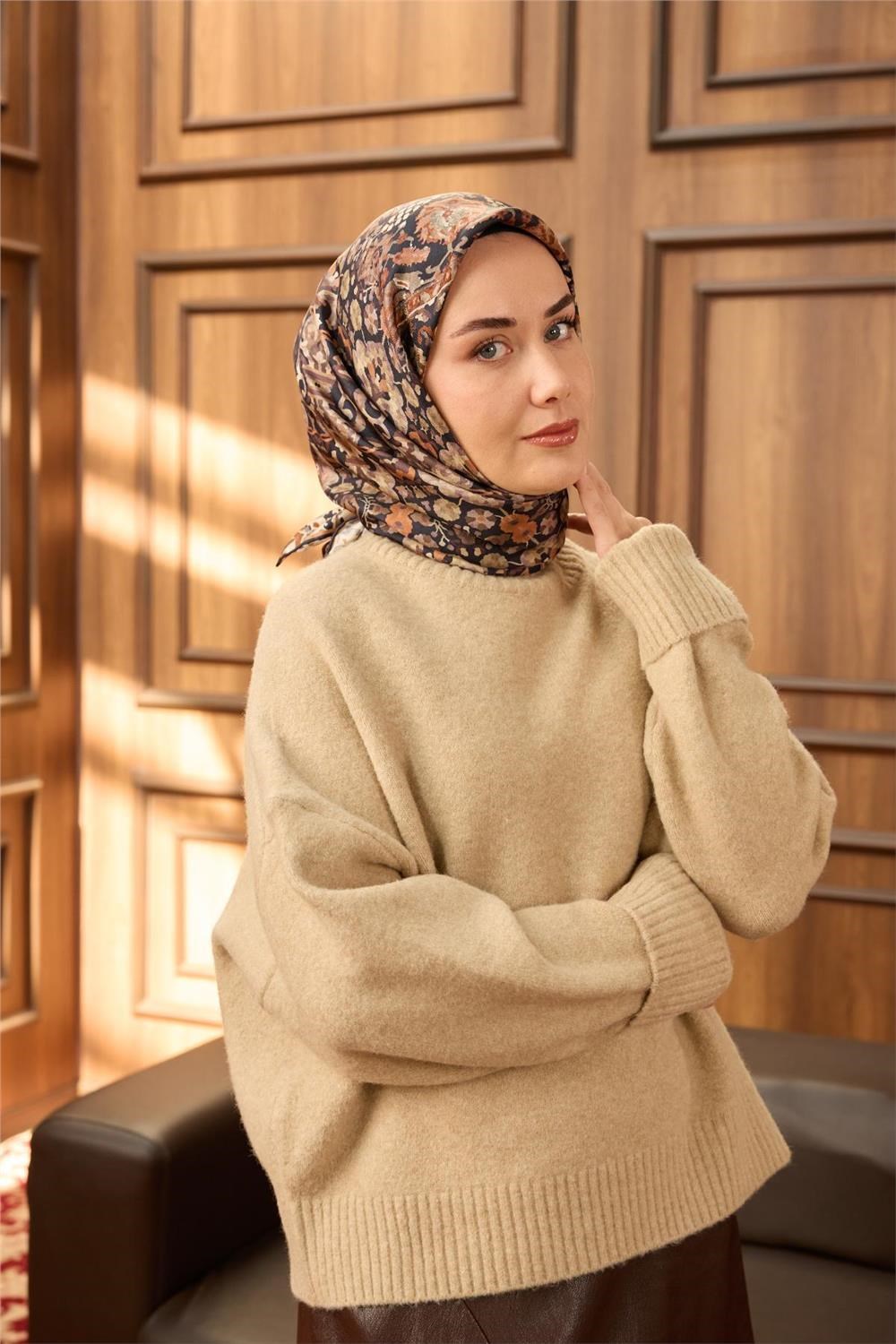 Twill İpek Eşarp Koyu Lacivert–Kahverengi Desenli Tok Duruşlu Kaymaz 90x90