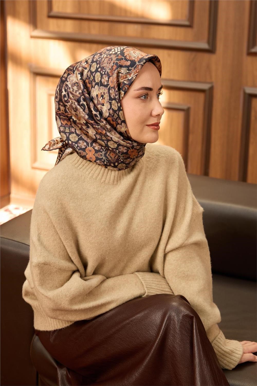 Twill İpek Eşarp Koyu Lacivert–Kahverengi Desenli Tok Duruşlu Kaymaz 90x90