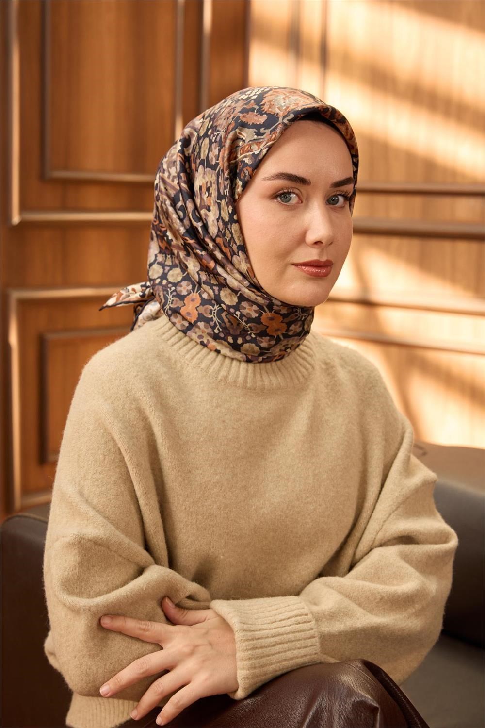 Twill İpek Eşarp Koyu Lacivert–Kahverengi Desenli Tok Duruşlu Kaymaz 90x90