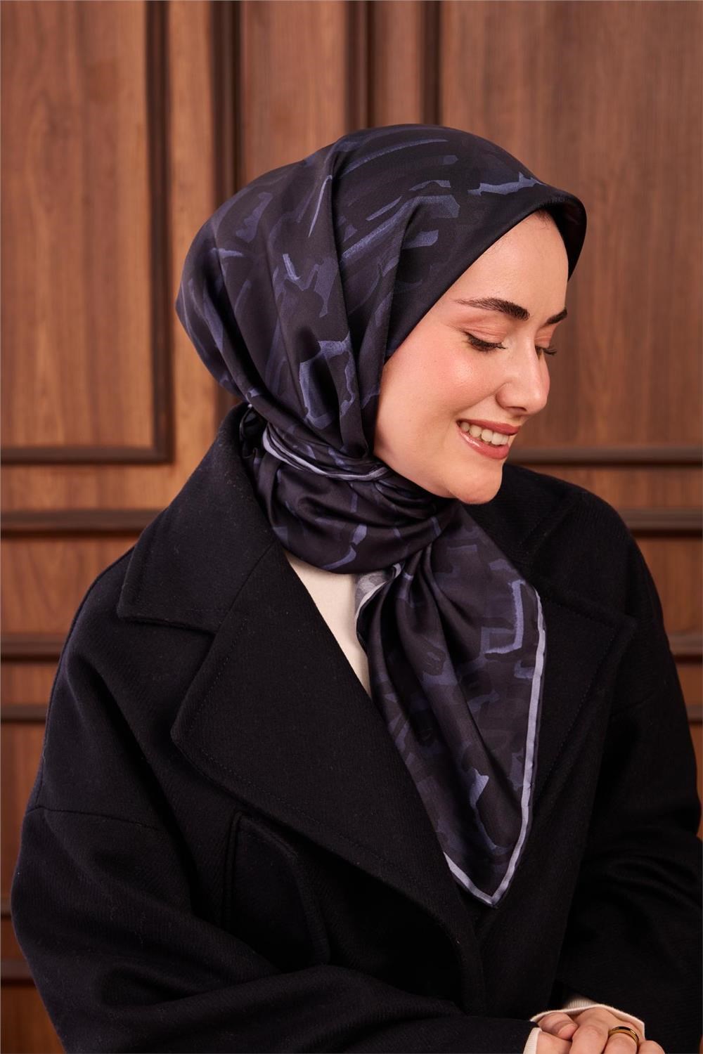 Twill İpek Eşarp Koyu Lacivert–Pastel Mavi Desenli Tok Duruşlu 90x90