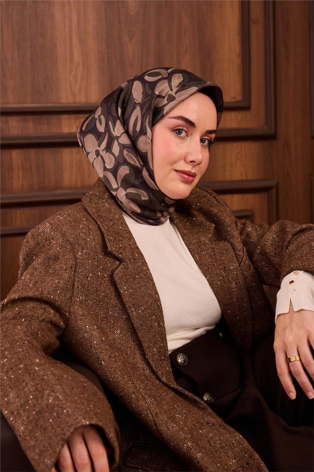 Twill İpek Eşarp Koyu Mor Yeşil Vizon Papatya Desenli Tok Duruşlu 90x90