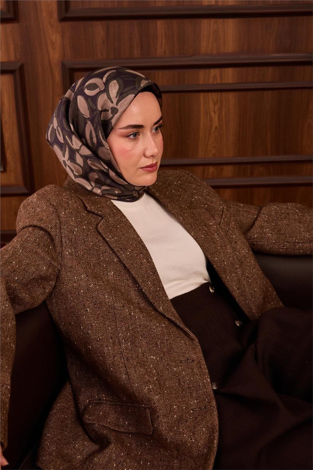 Twill İpek Eşarp Koyu Mor Yeşil Vizon Papatya Desenli Tok Duruşlu 90x90
