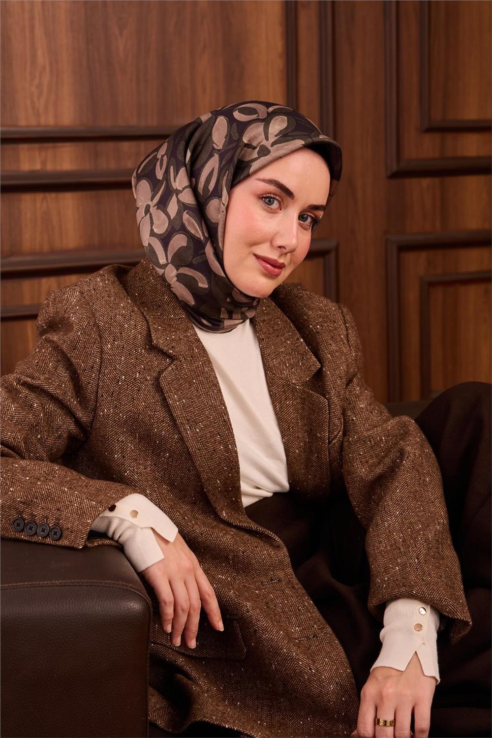 Twill İpek Eşarp Koyu Mor Yeşil Vizon Papatya Desenli Tok Duruşlu 90x90