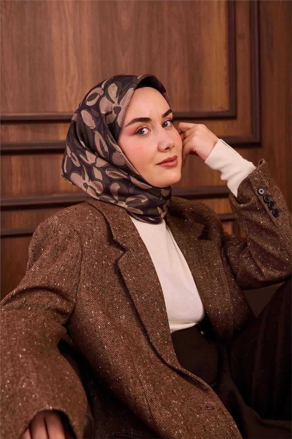 Twill İpek Eşarp Koyu Mor Yeşil Vizon Papatya Desenli Tok Duruşlu 90x90