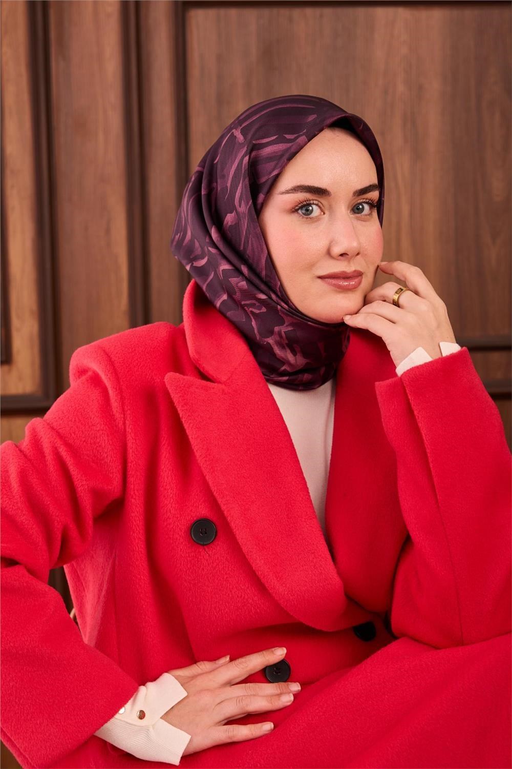 Twill İpek Eşarp Koyu Mor–Leylak–Eflatun Desenli Tok Duruşlu 90x90