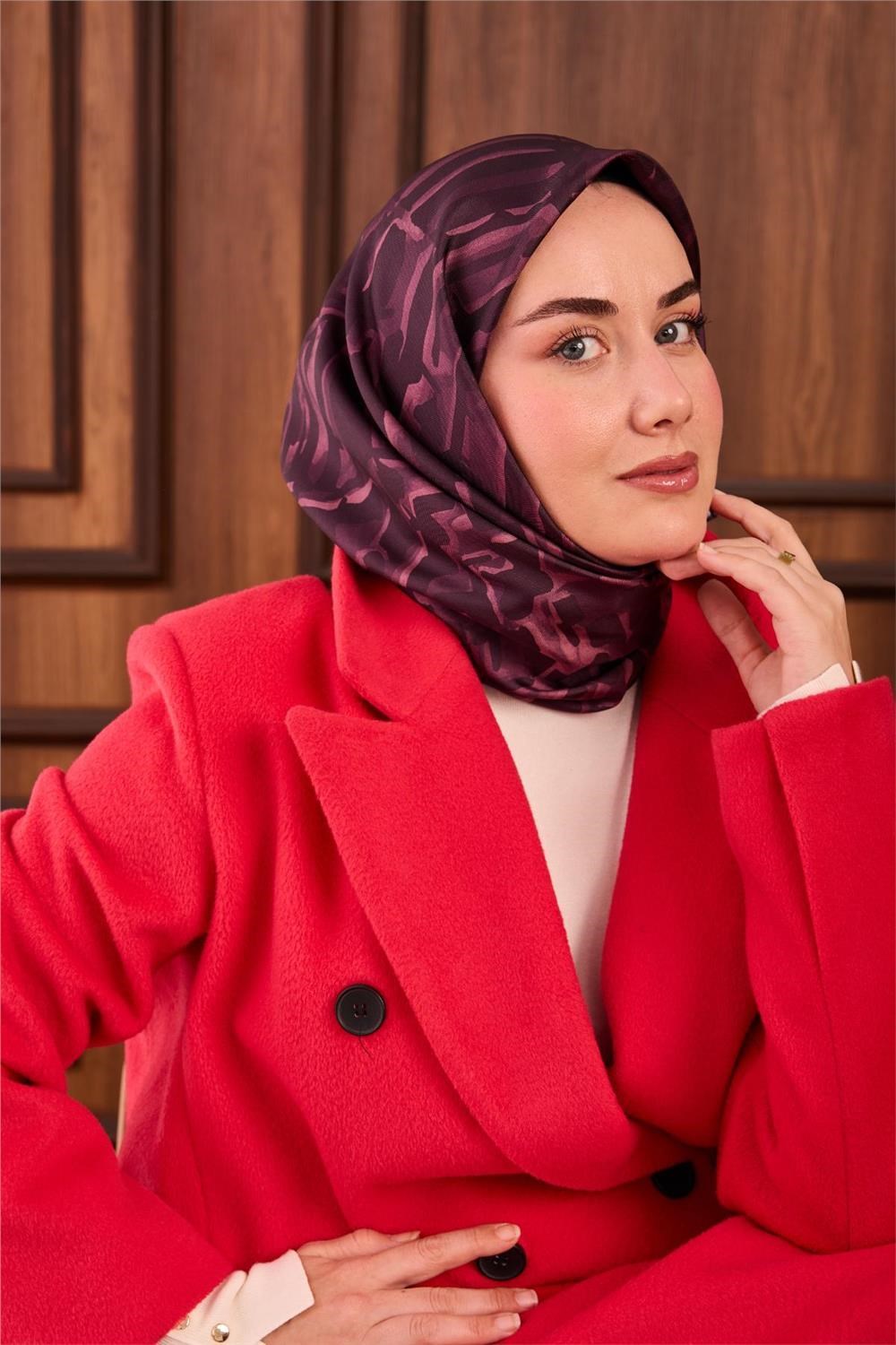Twill İpek Eşarp Koyu Mor–Leylak–Eflatun Desenli Tok Duruşlu 90x90