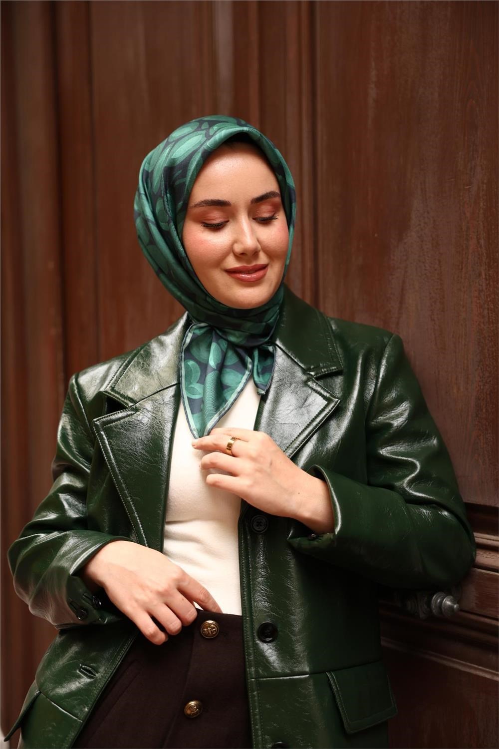 Twill İpek Eşarp Koyu Yeşil Çağla Papatya Desenli Tok Duruşlu 90x90