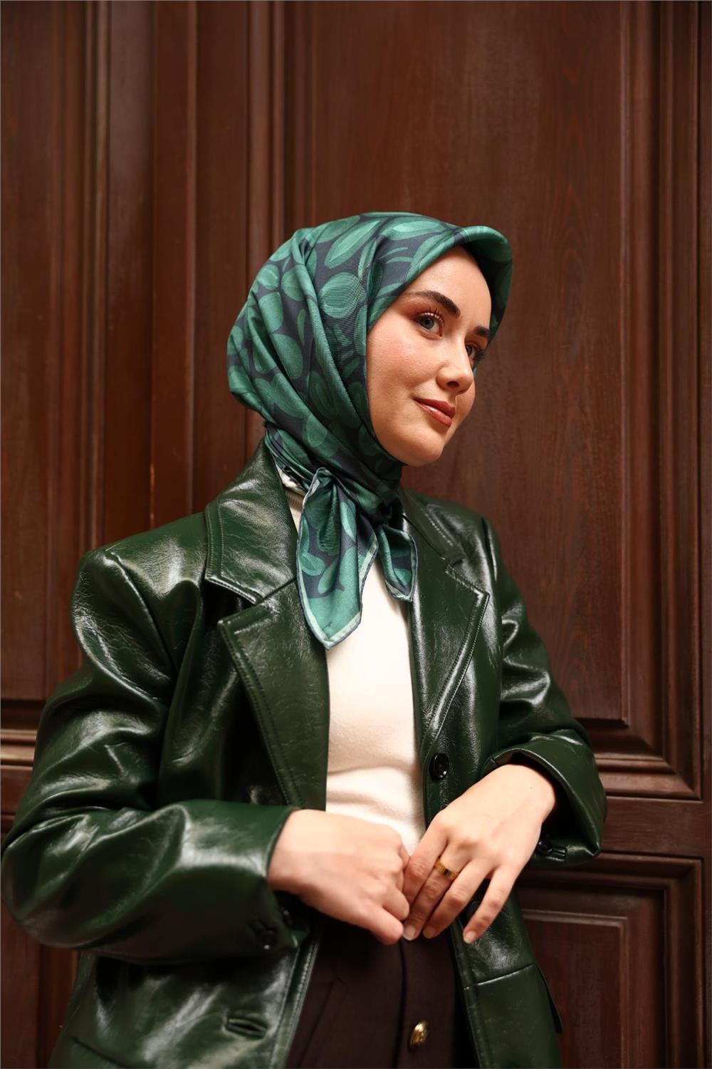 Twill İpek Eşarp Koyu Yeşil Çağla Papatya Desenli Tok Duruşlu 90x90