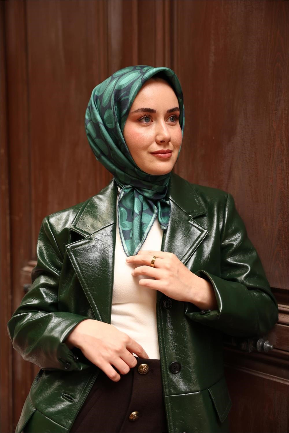 Twill İpek Eşarp Koyu Yeşil Çağla Papatya Desenli Tok Duruşlu 90x90