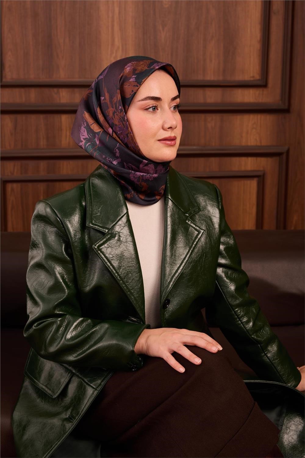 Twill İpek Eşarp Koyu Yeşil–Eflatun Çiçek Desenli Tok Duruşlu 90x90