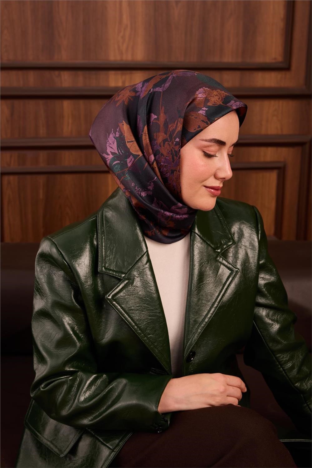Twill İpek Eşarp Koyu Yeşil–Eflatun Çiçek Desenli Tok Duruşlu 90x90