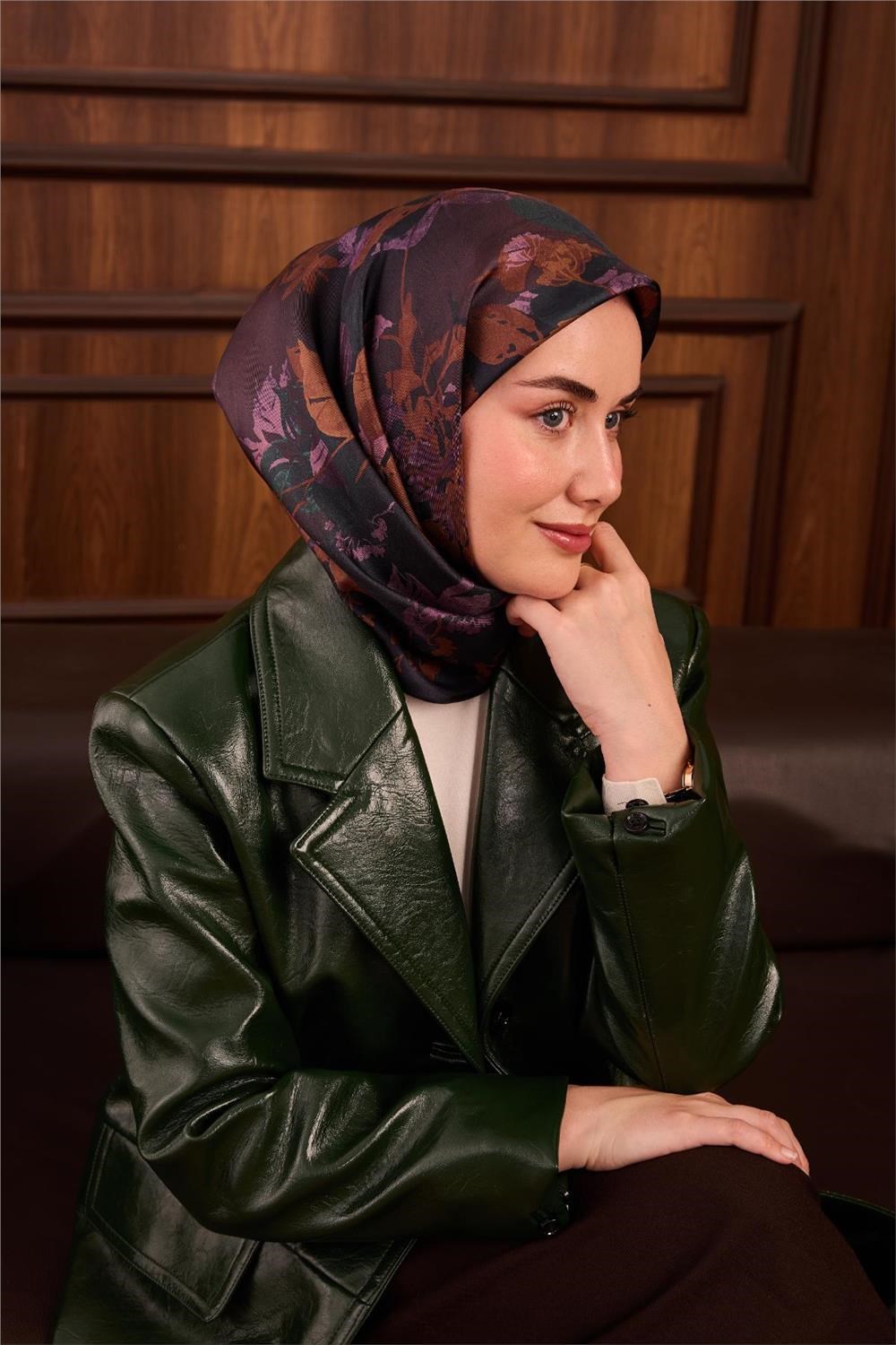 Twill İpek Eşarp Koyu Yeşil–Eflatun Çiçek Desenli Tok Duruşlu 90x90
