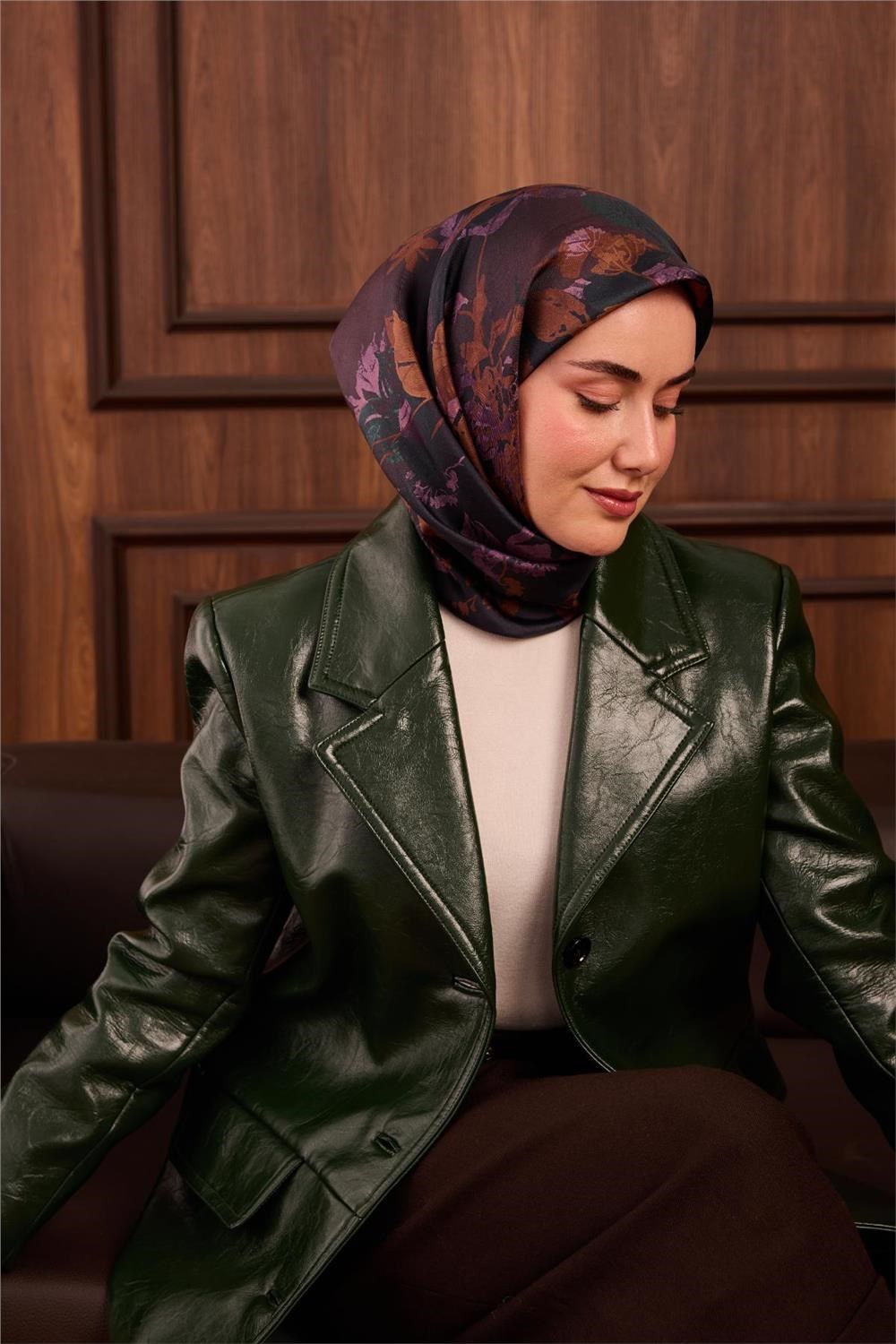 Twill İpek Eşarp Koyu Yeşil–Eflatun Çiçek Desenli Tok Duruşlu 90x90