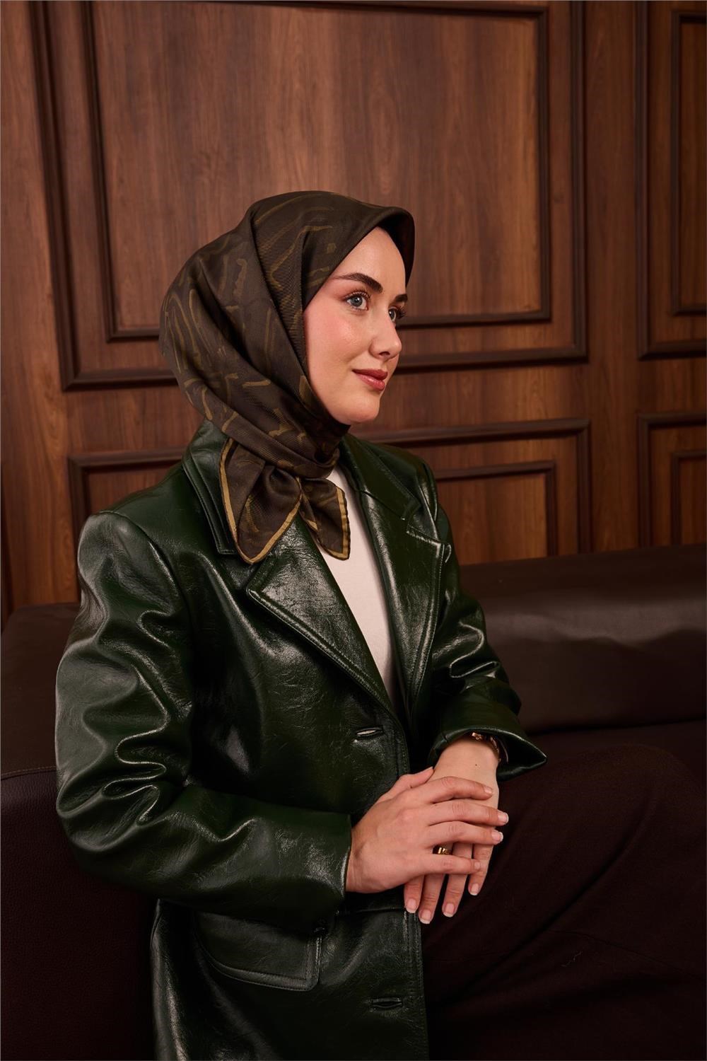 Twill İpek Eşarp Koyu Yeşil–Kına Yeşili–Olive Desenli Tok Duruşlu 90x90