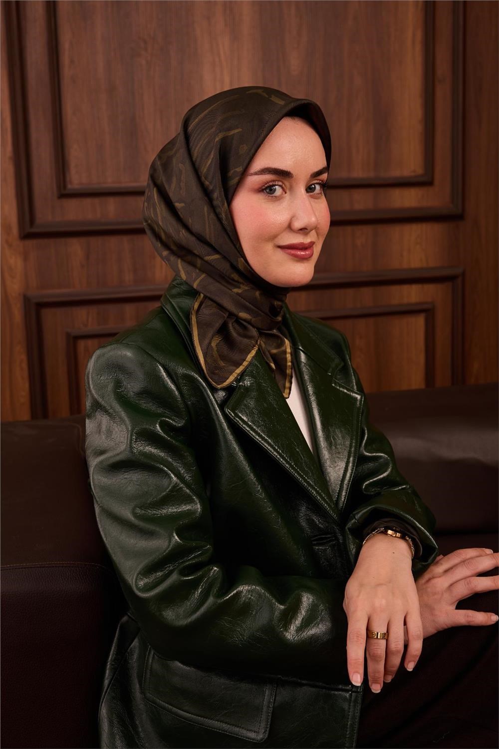 Twill İpek Eşarp Koyu Yeşil–Kına Yeşili–Olive Desenli Tok Duruşlu 90x90