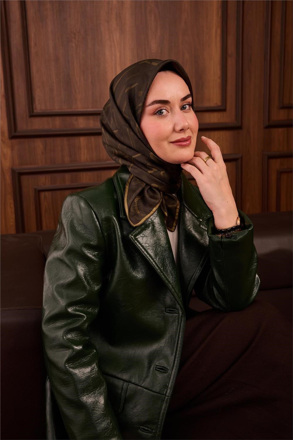 Twill İpek Eşarp Koyu Yeşil–Kına Yeşili–Olive Desenli Tok Duruşlu 90x90