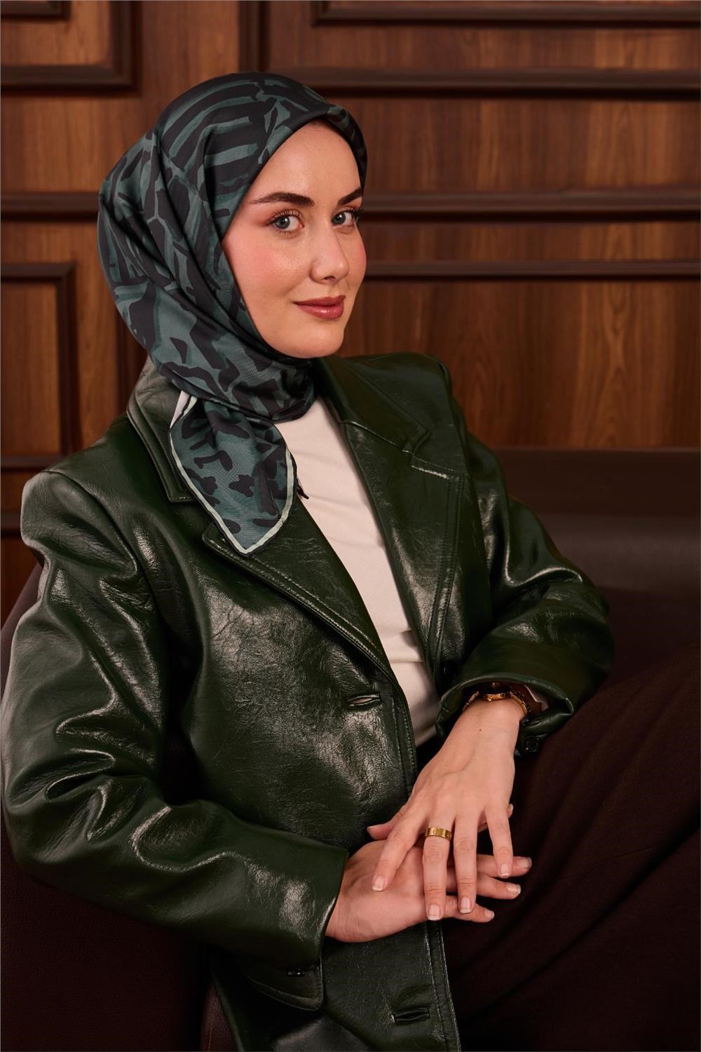 Twill İpek Eşarp Koyu Yeşil–Patina–Su Yeşili Desenli Tok Duruşlu 90x90