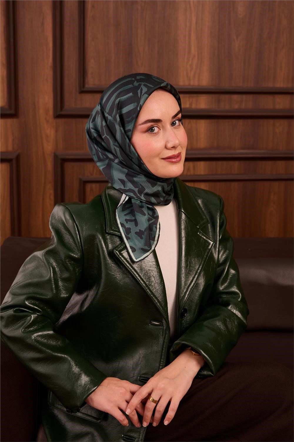 Twill İpek Eşarp Koyu Yeşil–Patina–Su Yeşili Desenli Tok Duruşlu 90x90