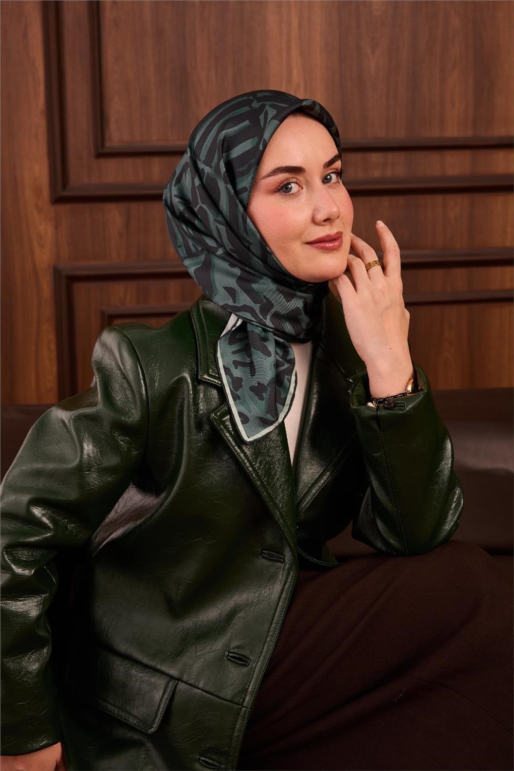 Twill İpek Eşarp Koyu Yeşil–Patina–Su Yeşili Desenli Tok Duruşlu 90x90