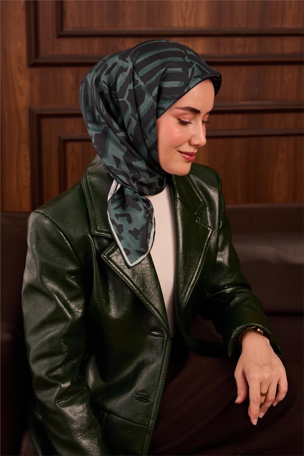 Twill İpek Eşarp Koyu Yeşil–Patina–Su Yeşili Desenli Tok Duruşlu 90x90