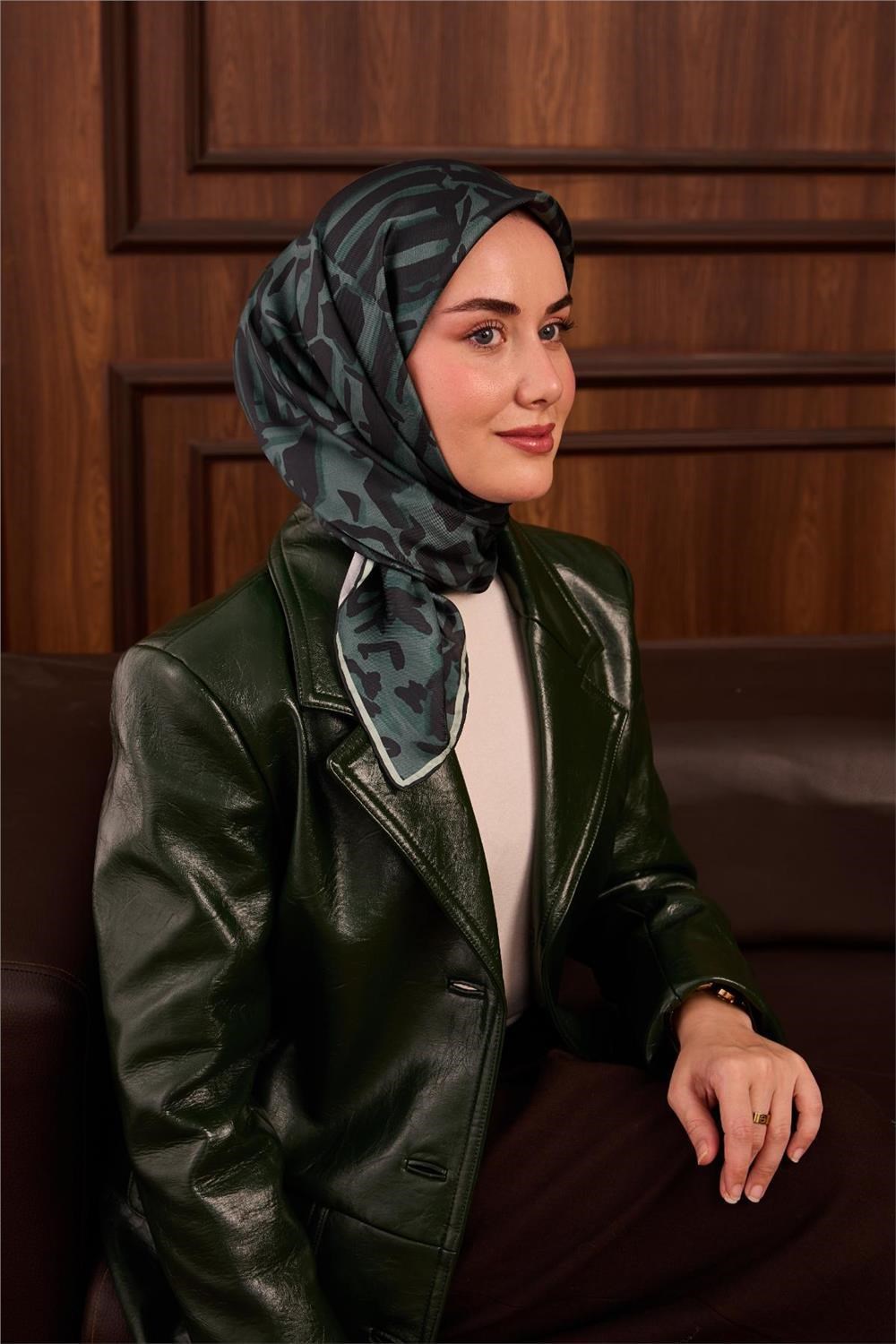 Twill İpek Eşarp Koyu Yeşil–Patina–Su Yeşili Desenli Tok Duruşlu 90x90