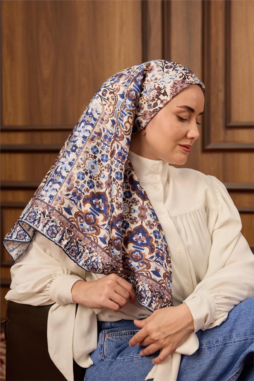 Twill İpek Eşarp Krem–Lacivert Desenli Tok Duruşlu Kaymaz 90x90