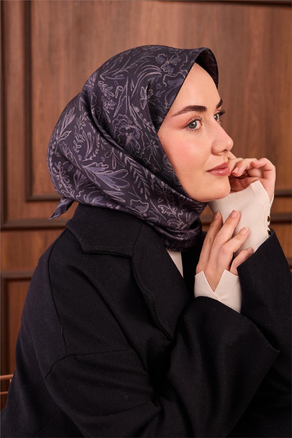 Twill İpek Eşarp Lacivert Çiçek Desenli Tok Duruşlu 90x90