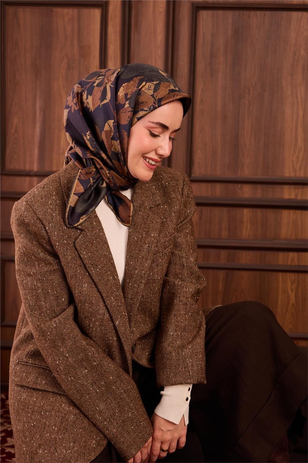 Twill İpek Eşarp Lacivert Çiçek Desenli Tok Duruşlu 90x90