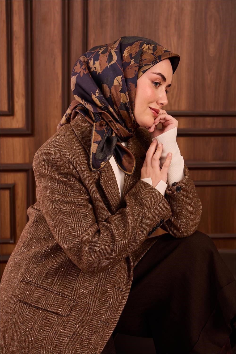 Twill İpek Eşarp Lacivert Çiçek Desenli Tok Duruşlu 90x90