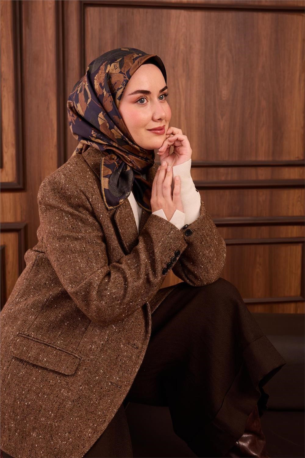 Twill İpek Eşarp Lacivert Çiçek Desenli Tok Duruşlu 90x90