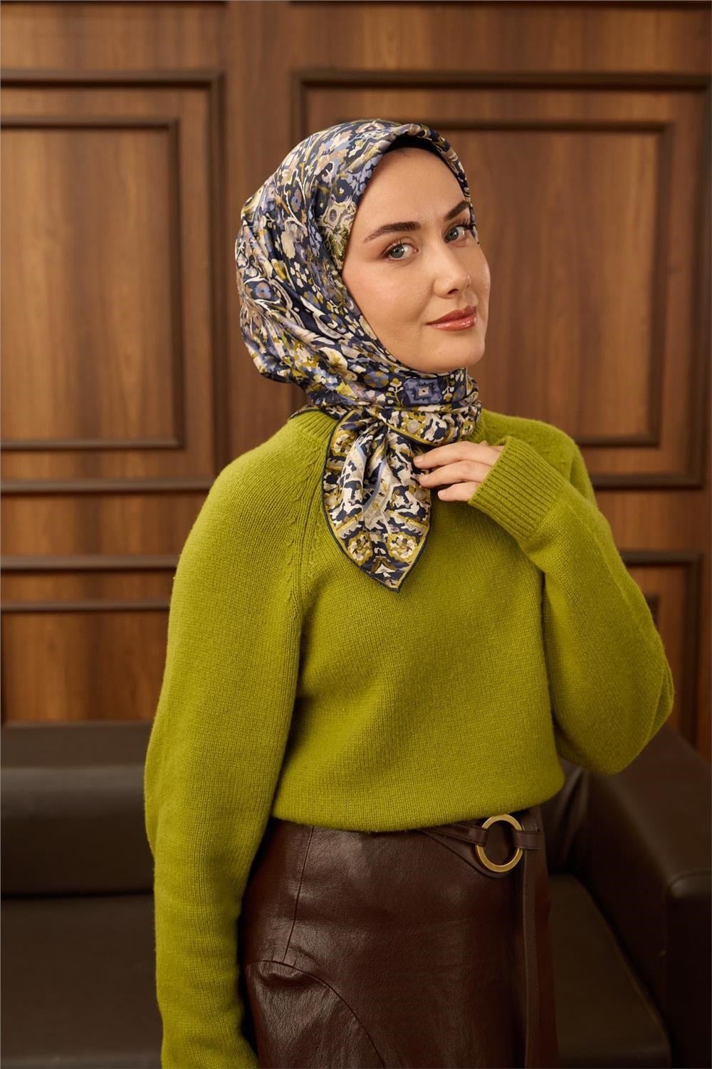Twill İpek Eşarp Lacivert-Ekru Desenli Tok Duruşlu 90x90