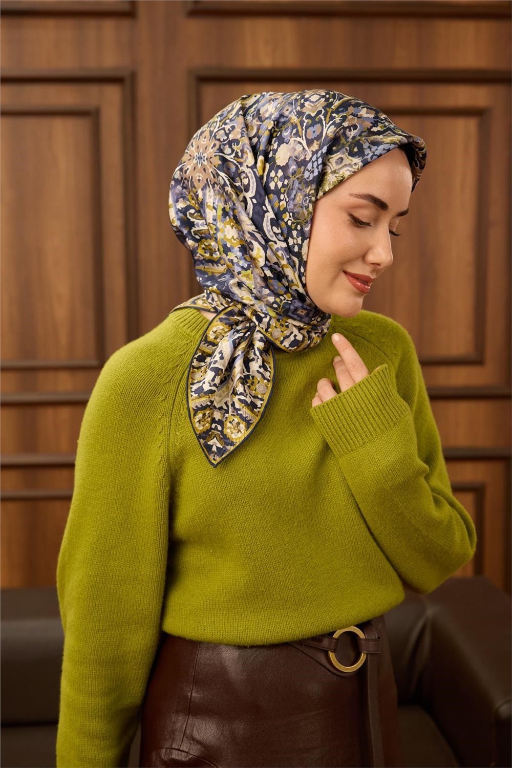 Twill İpek Eşarp Lacivert-Ekru Desenli Tok Duruşlu 90x90