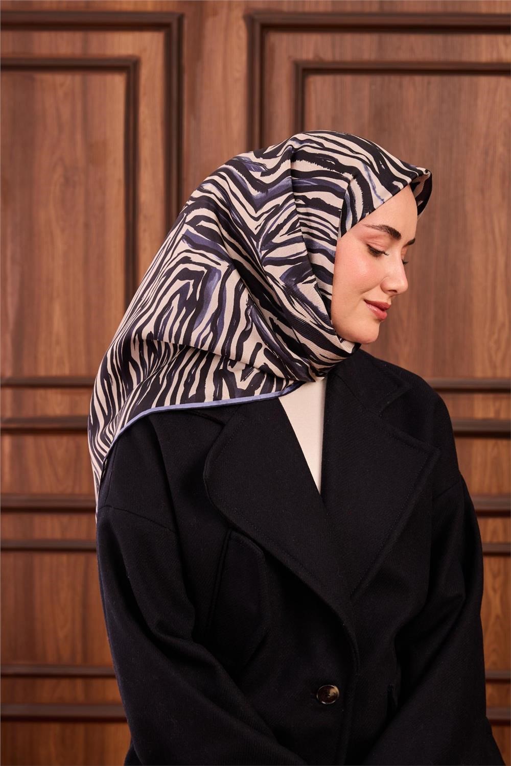 Twill İpek Eşarp Lacivert Ekru İndigo Dalga Desenli Tok Duruşlu 90x90