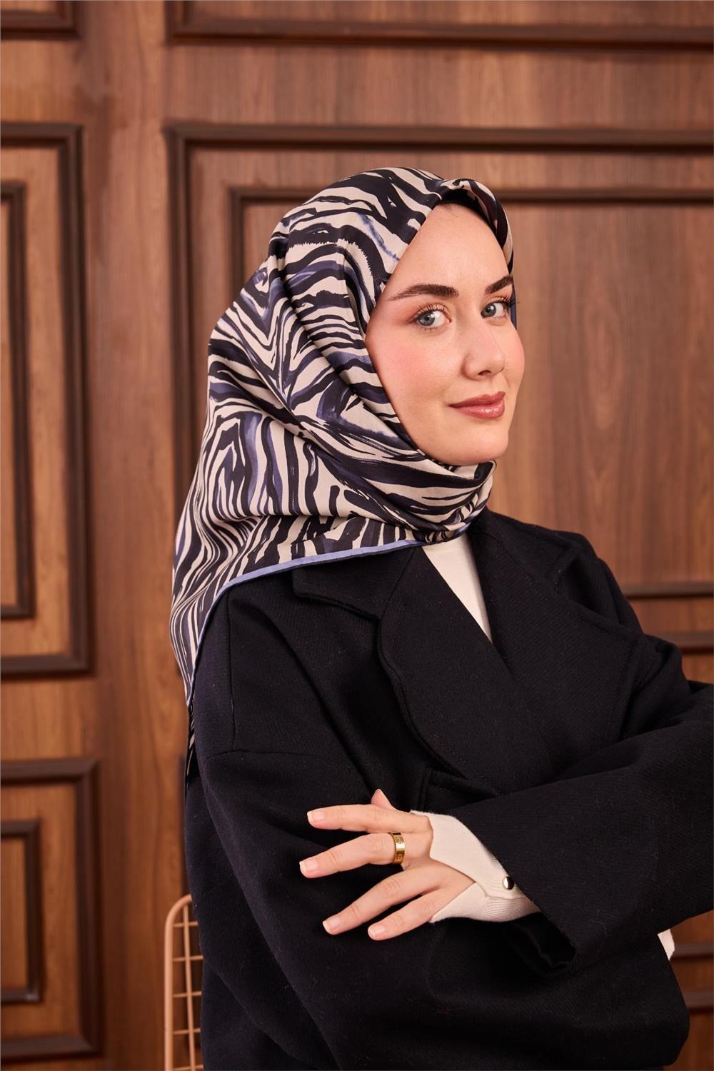 Twill İpek Eşarp Lacivert Ekru İndigo Dalga Desenli Tok Duruşlu 90x90