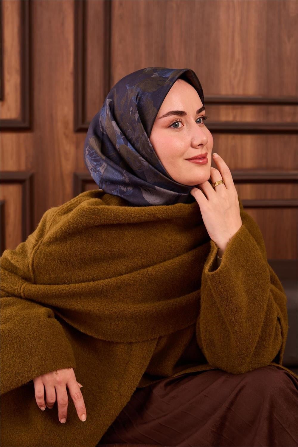 Twill İpek Eşarp Lacivert Mavi Yeşil Tonlu Desenli Tok Duruşlu 90x90