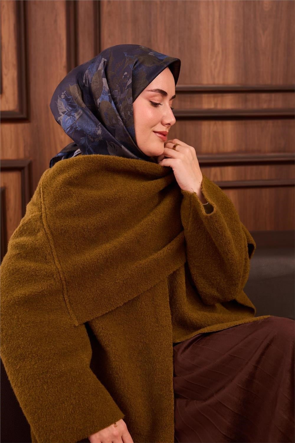 Twill İpek Eşarp Lacivert Mavi Yeşil Tonlu Desenli Tok Duruşlu 90x90