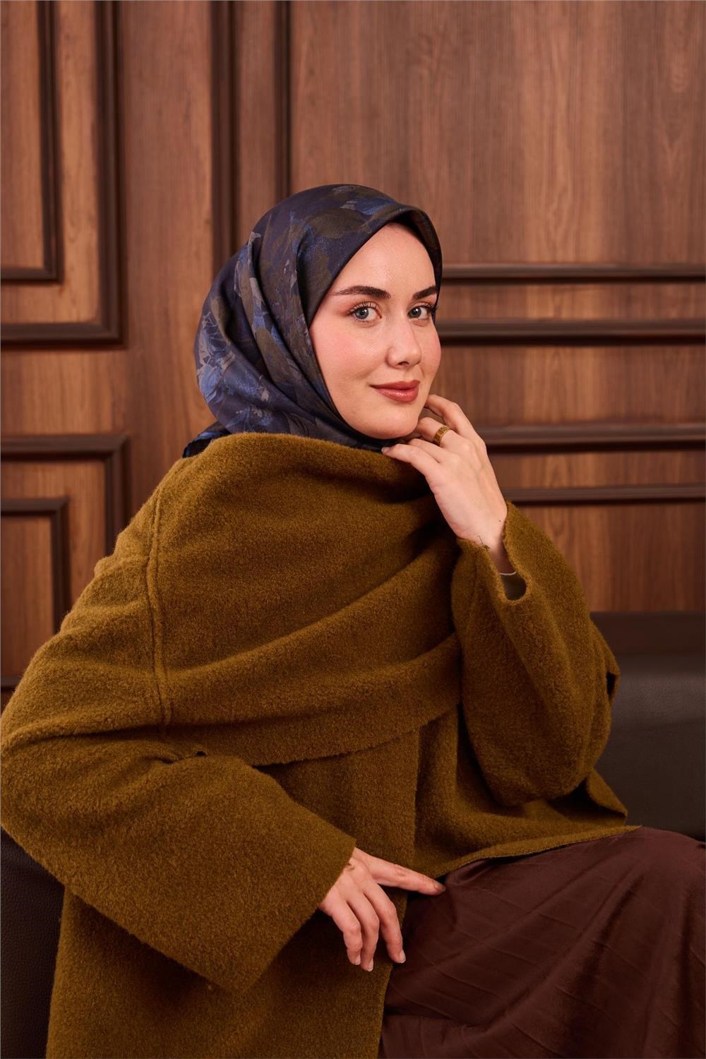 Twill İpek Eşarp Lacivert Mavi Yeşil Tonlu Desenli Tok Duruşlu 90x90