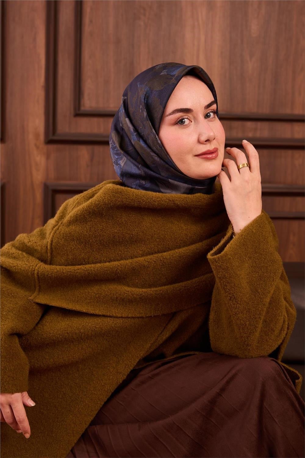 Twill İpek Eşarp Lacivert Mavi Yeşil Tonlu Desenli Tok Duruşlu 90x90