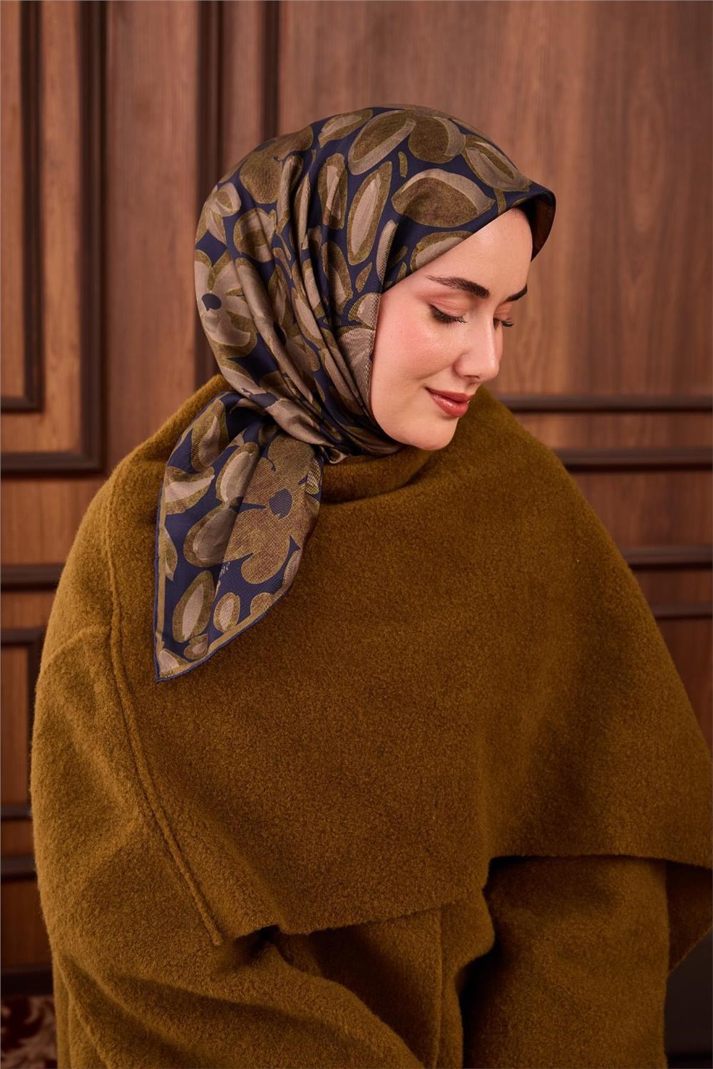 Twill İpek Eşarp Lacivert Yeşil Vizon Papatya Desenli Tok Duruşlu 90x90