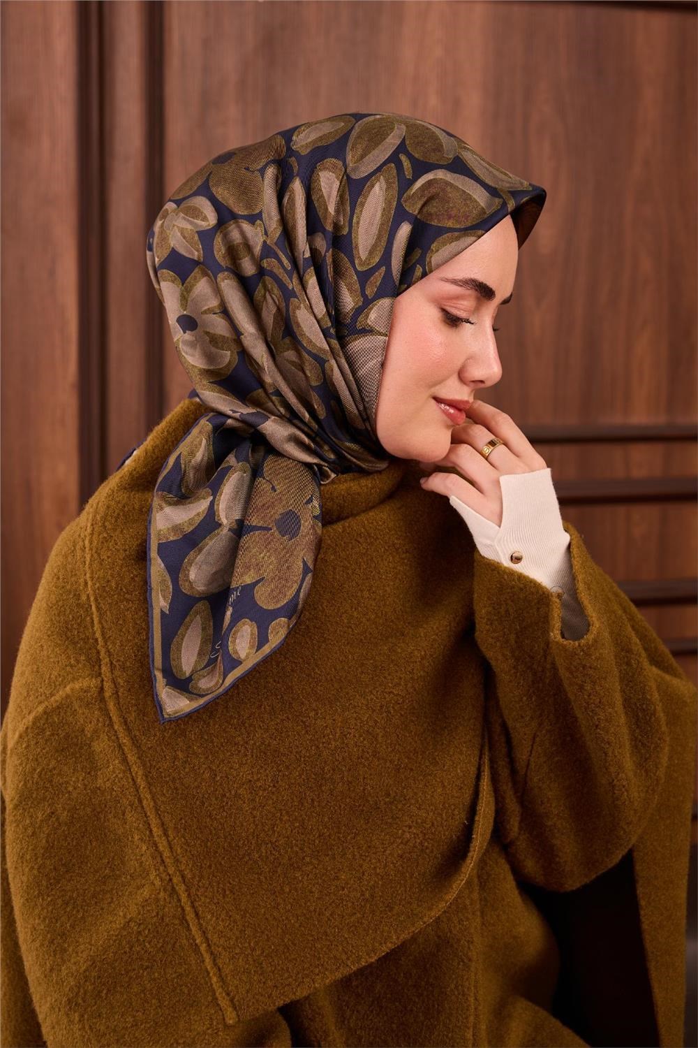 Twill İpek Eşarp Lacivert Yeşil Vizon Papatya Desenli Tok Duruşlu 90x90