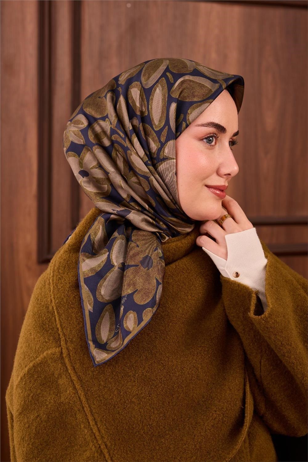 Twill İpek Eşarp Lacivert Yeşil Vizon Papatya Desenli Tok Duruşlu 90x90