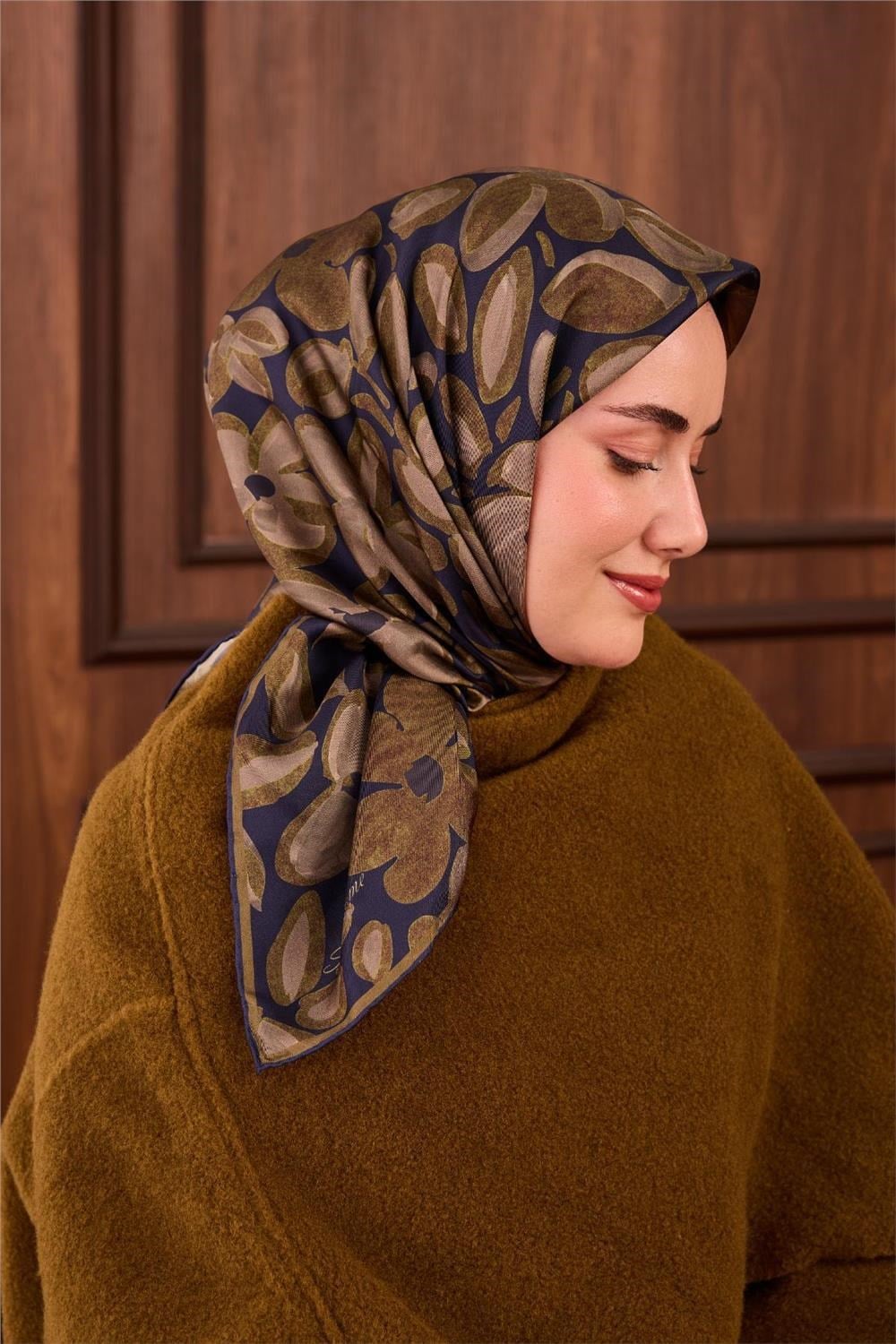 Twill İpek Eşarp Lacivert Yeşil Vizon Papatya Desenli Tok Duruşlu 90x90