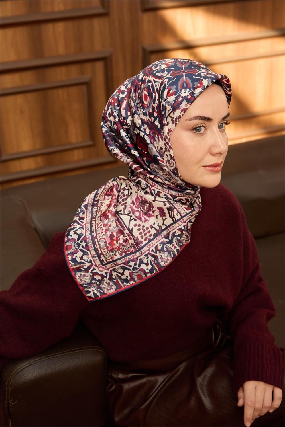 Twill İpek Eşarp Lacivert–Bordo Desenli Tok Duruşlu Kaymaz 90x90