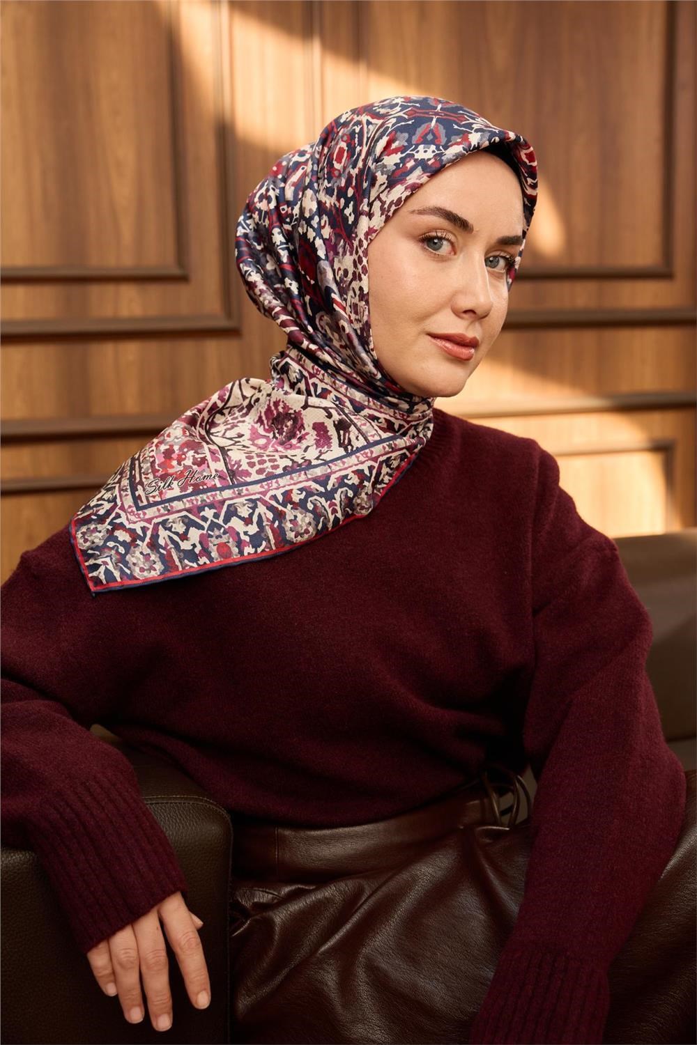 Twill İpek Eşarp Lacivert–Bordo Desenli Tok Duruşlu Kaymaz 90x90