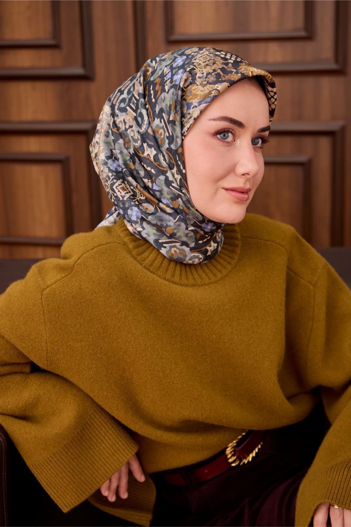 Twill İpek Eşarp Lacivert–Yağ Yeşili Desenli Tok Duruşlu Kaymaz 90x90