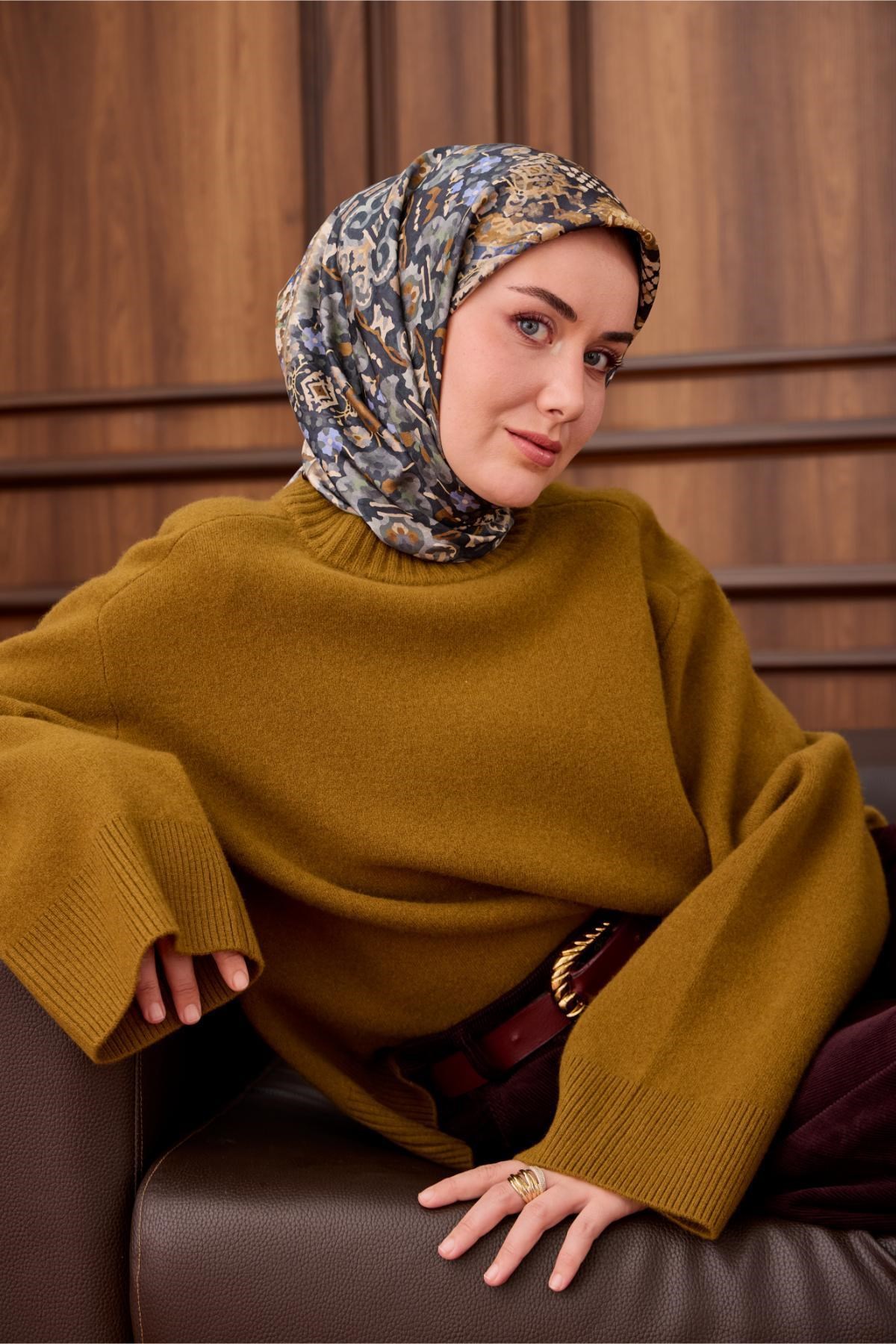 Twill İpek Eşarp Lacivert–Yağ Yeşili Desenli Tok Duruşlu Kaymaz 90x90